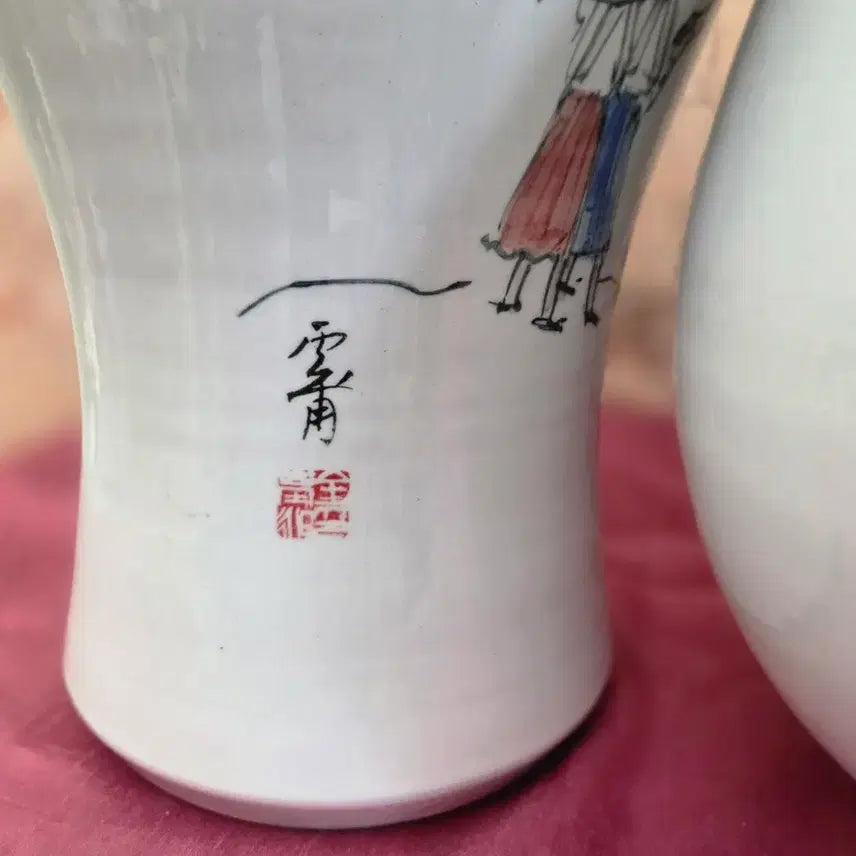 [BUNJANG] *운보 김기창 바보 산수화 그림이 있는(백자매병과주병 세트) / *운보 김기창 바보 산수화 그림이 있는(백자매병과주병 세트)