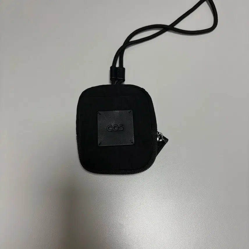 [SOLD OUT] 코스 미니 크로스바디 파우치 블랙
