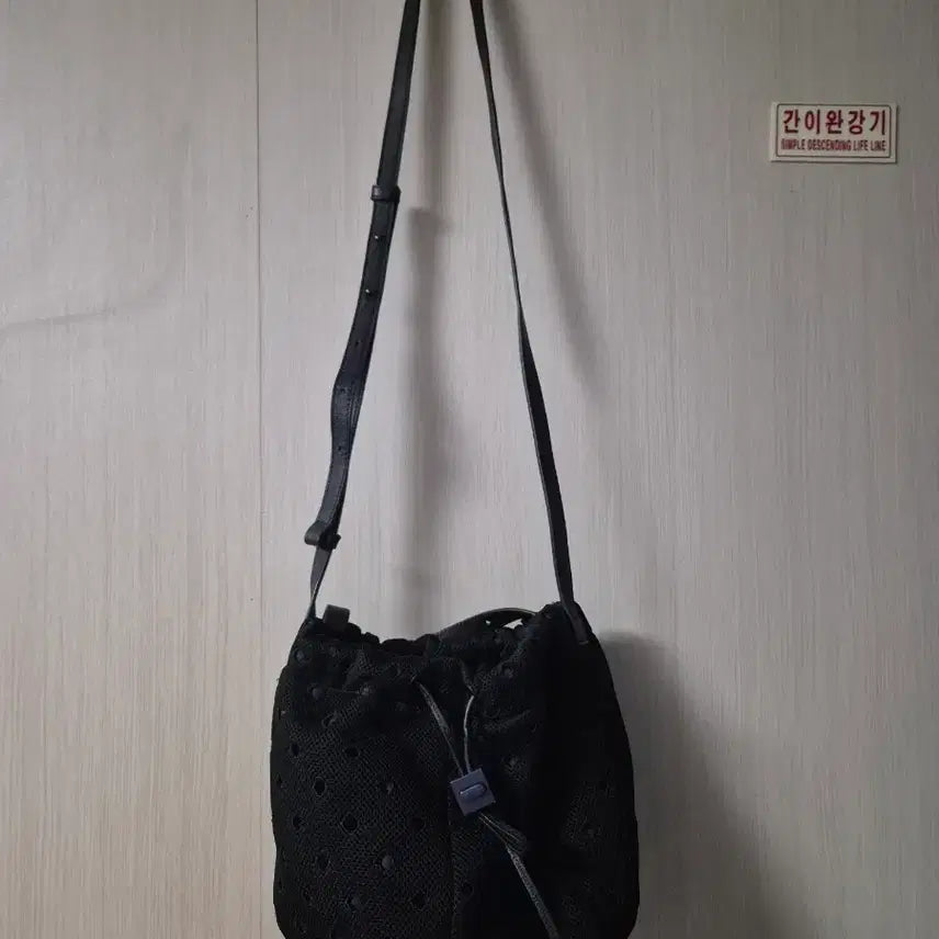 [SOLD OUT] 구호(KUHO) 블랙 펀칭 항아리 버킷백