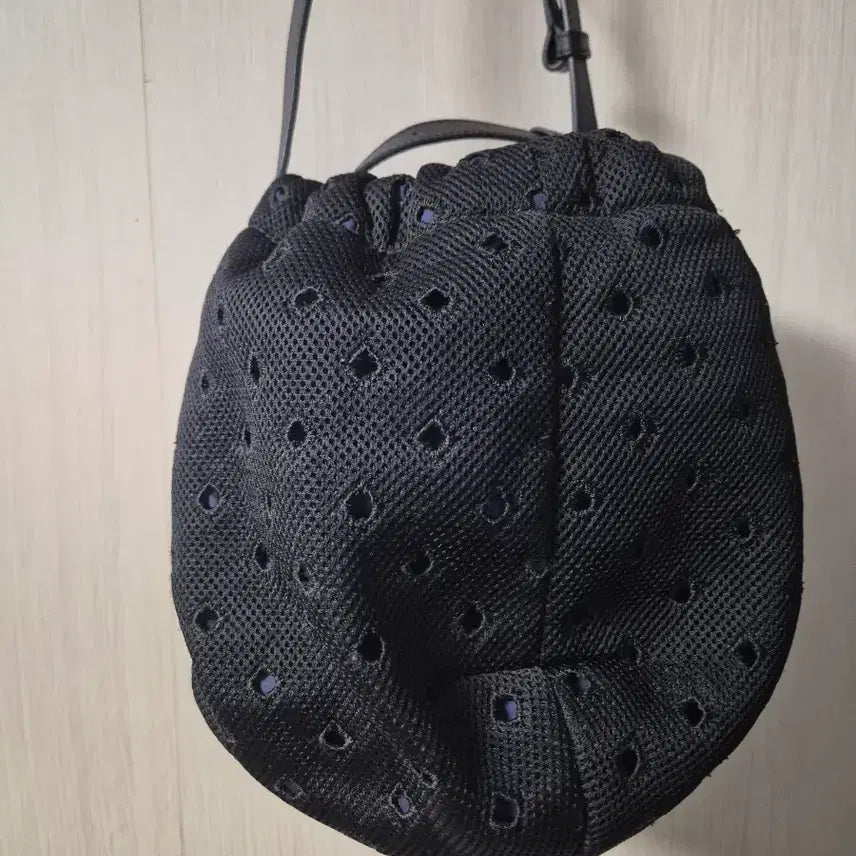 [SOLD OUT] 구호(KUHO) 블랙 펀칭 항아리 버킷백