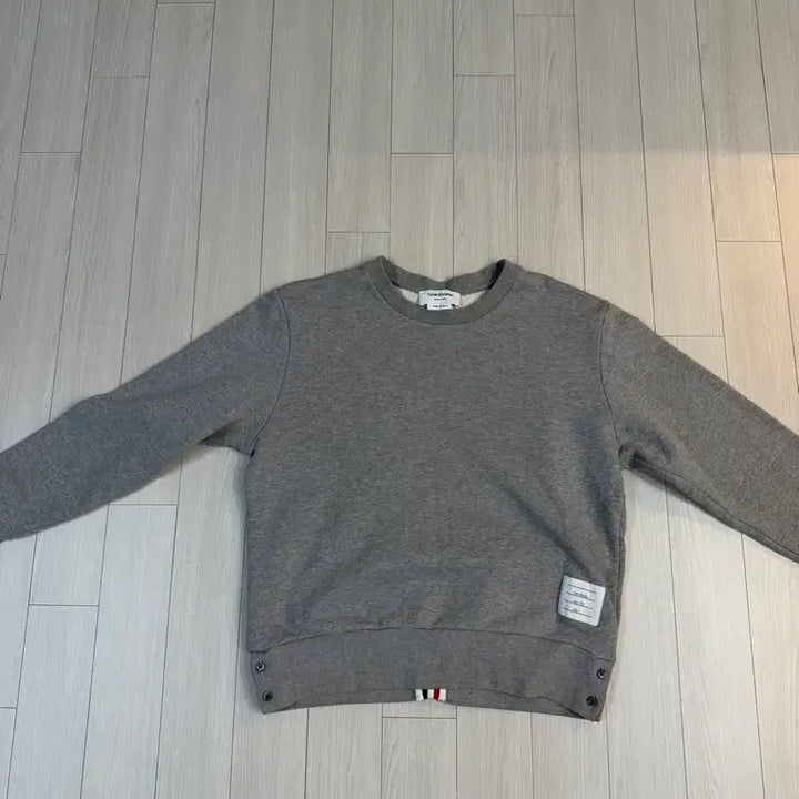[SOLD OUT] 톰브라운 맨투맨 백삼선 그레이 맨투맨 2사이즈