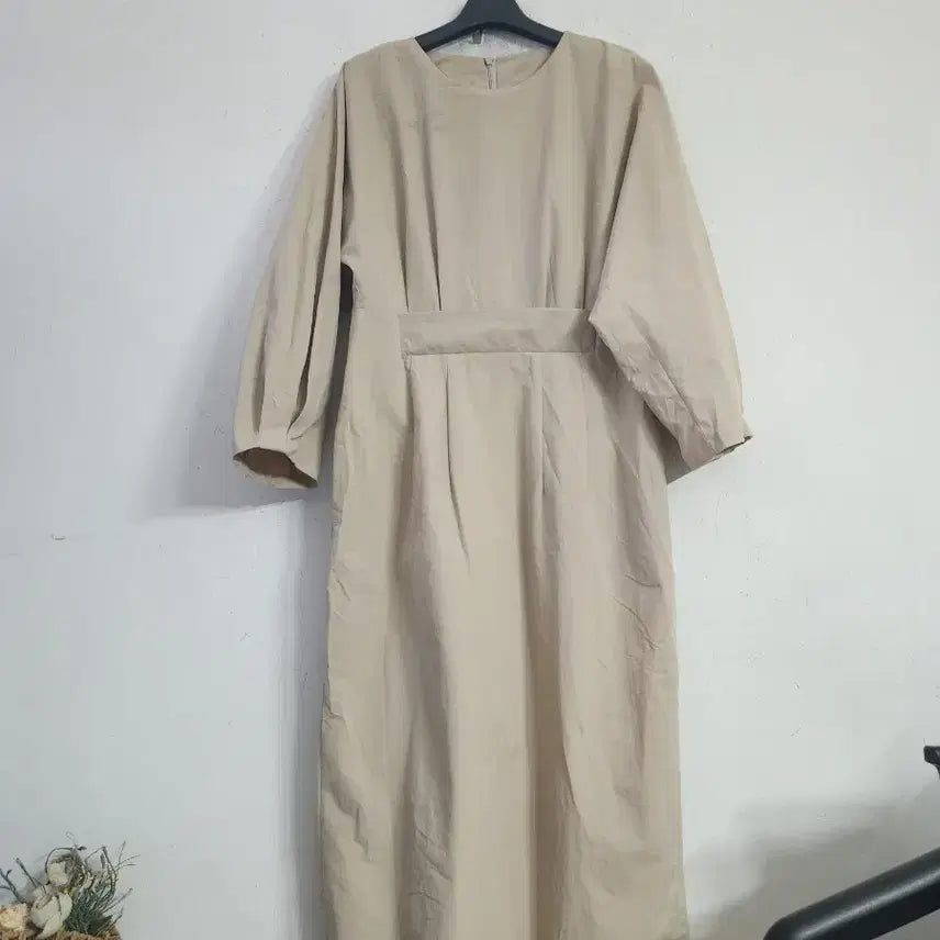 [BUNJANG] Beige Long Dress with Balloon Sleeves / 베이지 롱 원피스 벌룬 소매