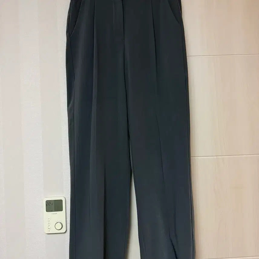 [BUNJANG] Gogosing Semi-Wide Fit Tucked Slacks Grey M / 고고싱 핀턱 세미 와이드핏 슬랙스 회색(그레이) M 판매합니다.