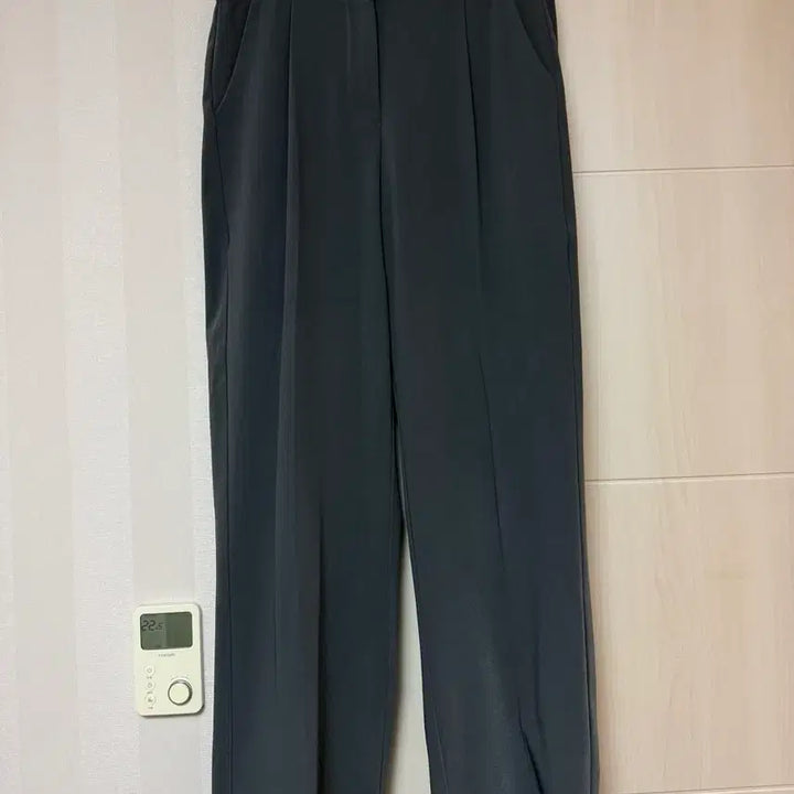 [BUNJANG] Gogosing Semi-Wide Fit Tucked Slacks Grey M / 고고싱 핀턱 세미 와이드핏 슬랙스 회색(그레이) M 판매합니다.