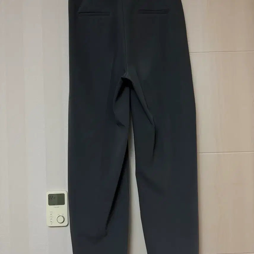 [BUNJANG] Gogosing Semi-Wide Fit Tucked Slacks Grey M / 고고싱 핀턱 세미 와이드핏 슬랙스 회색(그레이) M 판매합니다.