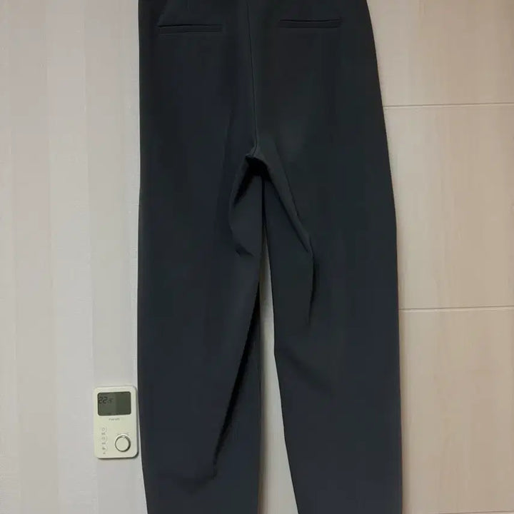 [BUNJANG] Gogosing Semi-Wide Fit Tucked Slacks Grey M / 고고싱 핀턱 세미 와이드핏 슬랙스 회색(그레이) M 판매합니다.