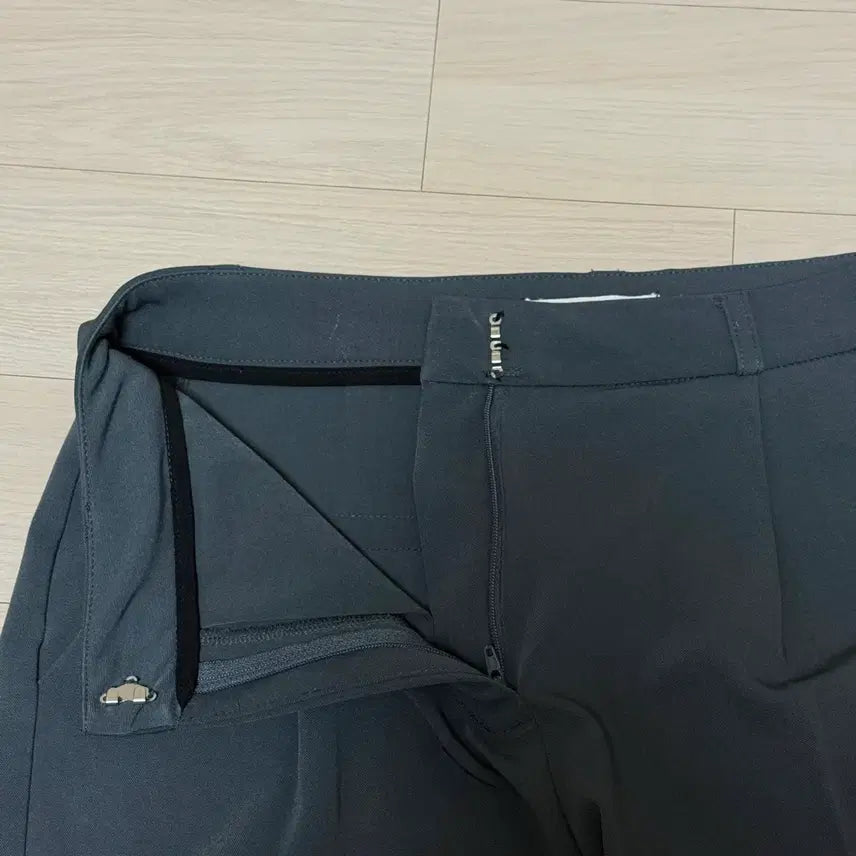 [BUNJANG] Gogosing Semi-Wide Fit Tucked Slacks Grey M / 고고싱 핀턱 세미 와이드핏 슬랙스 회색(그레이) M 판매합니다.