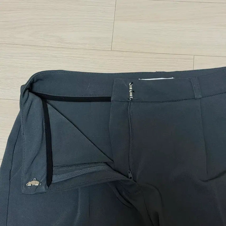 [BUNJANG] Gogosing Semi-Wide Fit Tucked Slacks Grey M / 고고싱 핀턱 세미 와이드핏 슬랙스 회색(그레이) M 판매합니다.