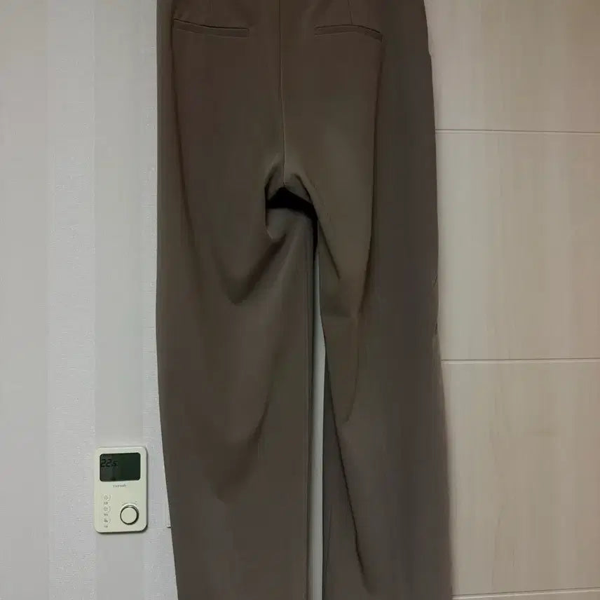 [BUNJANG] 고고싱 핀턱 세미 와이드핏 슬랙스 베이지 M 판매합니다. / 고고싱 핀턱 세미 와이드핏 슬랙스 베이지 M 판매합니다.