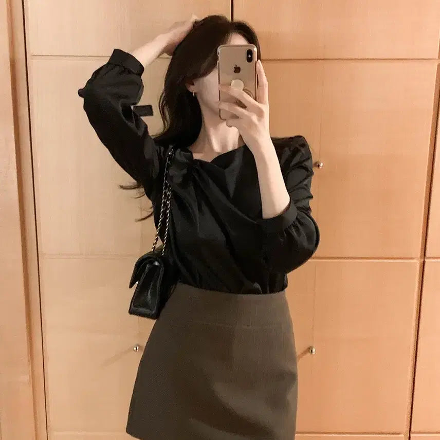 [BUNJANG] FromDayOne Rayzel Satin Twist Neck Blouse / 프롬데이원 레이젤 새틴 꼬임넥 블라우스