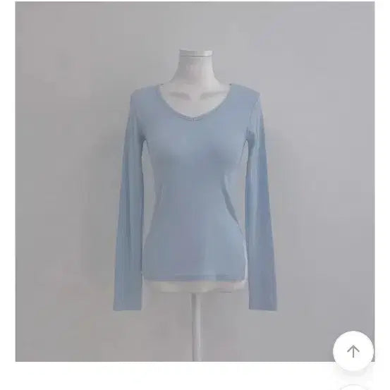 [BUNJANG] Wannabe Muse V-Neck Slit T-Shirt / 워너비뮤즈 브이넥 트임 티셔츠