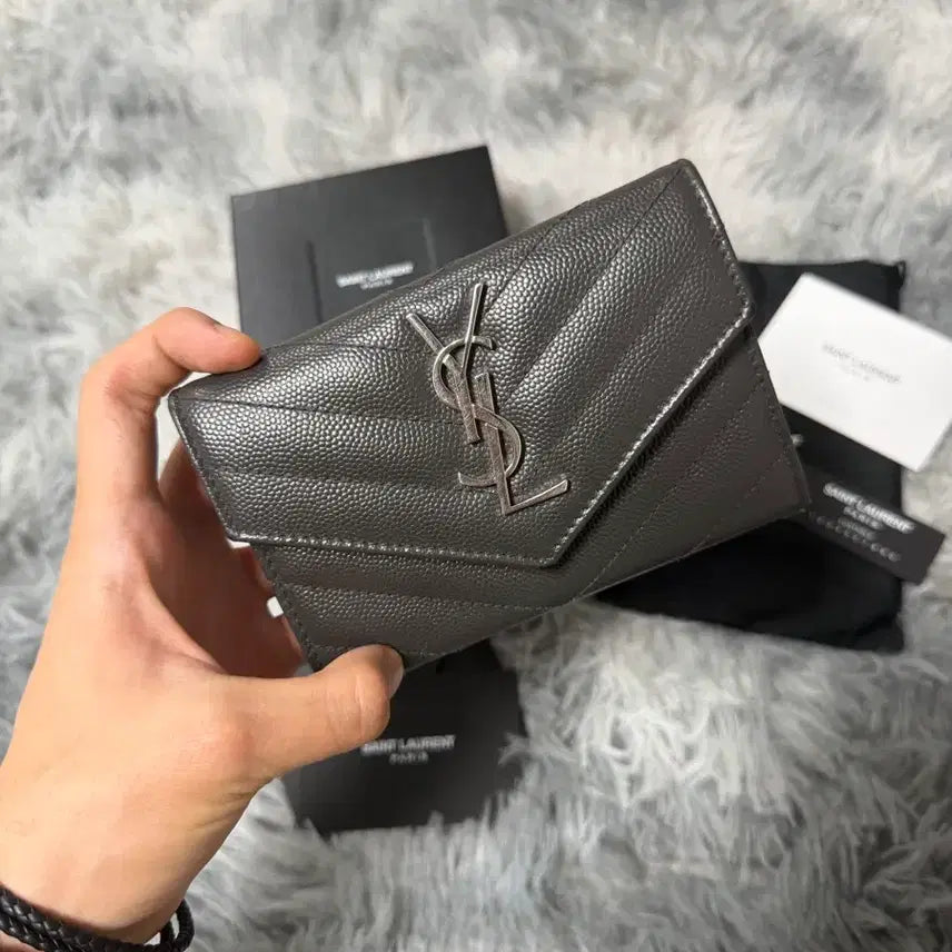 [BUNJANG] Yves Saint Laurent Matelassé Envelope Medium Wallet / 입생로랑 마틀라세 엔벨로프 중지갑