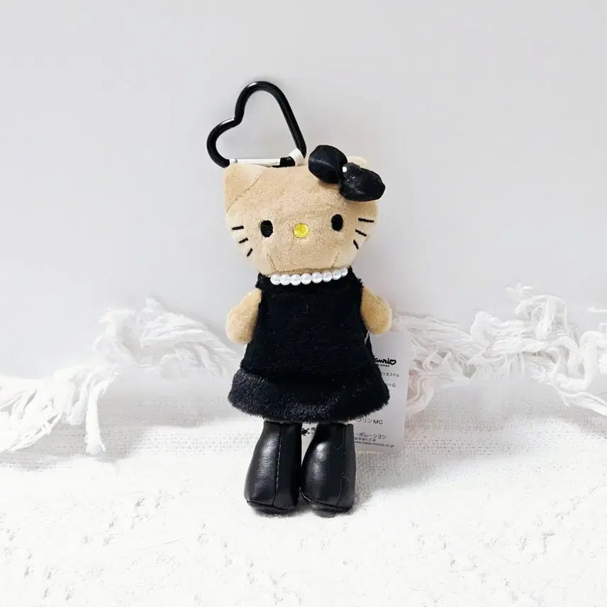 [SOLD OUT] 산리오 정품 갸루키티 롱다리 고고걸 태닝키티 인형 키링