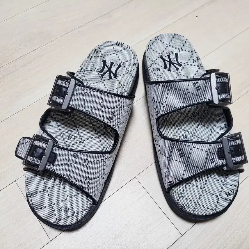 [BUNJANG] MLB NY Yankees Slippers Sandals Size 270 / MLB NY 양키스 슬리퍼 샌들270