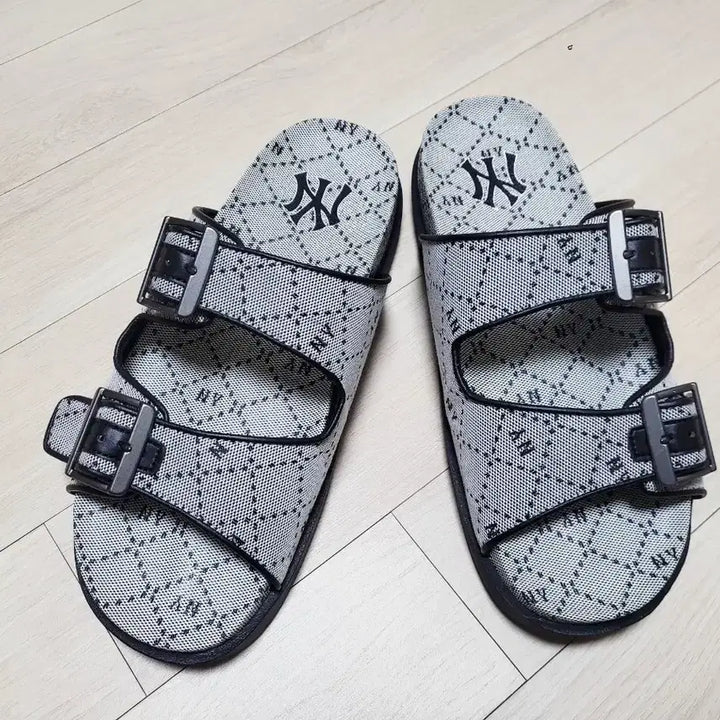 [BUNJANG] MLB NY Yankees Slippers Sandals Size 270 / MLB NY 양키스 슬리퍼 샌들270