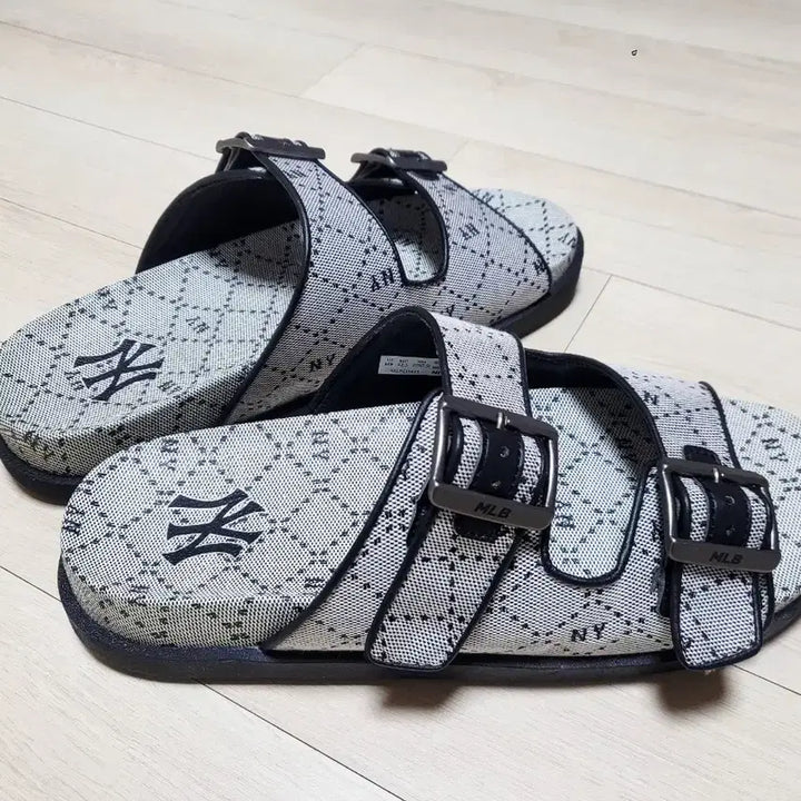 [BUNJANG] MLB NY Yankees Slippers Sandals Size 270 / MLB NY 양키스 슬리퍼 샌들270