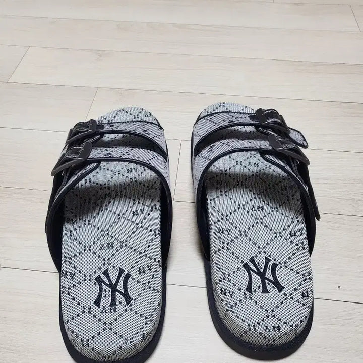 [BUNJANG] MLB NY Yankees Slippers Sandals Size 270 / MLB NY 양키스 슬리퍼 샌들270