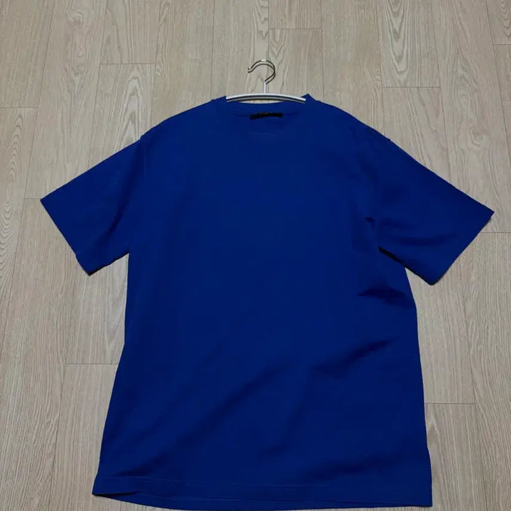 [SOLD OUT] 루이비통 엠보스 LV로고 반팔티 xl