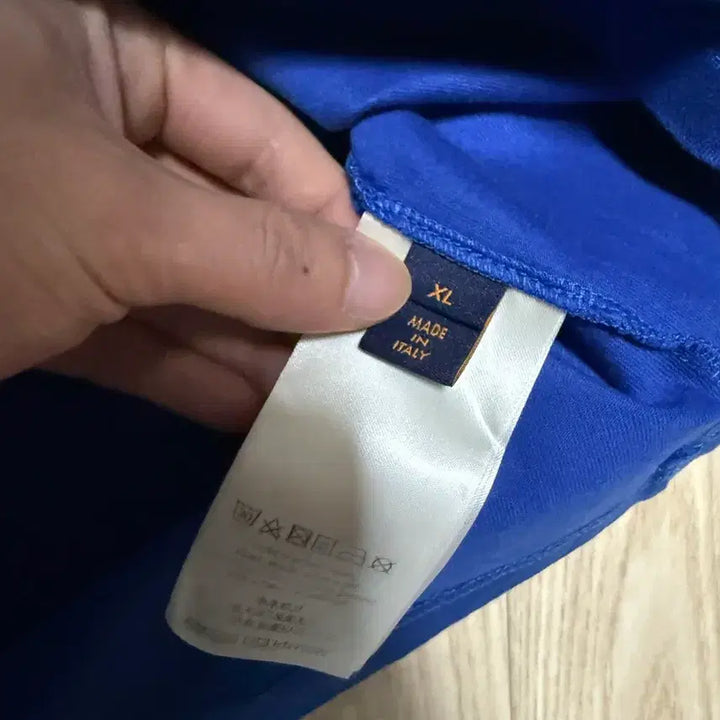 [SOLD OUT] 루이비통 엠보스 LV로고 반팔티 xl