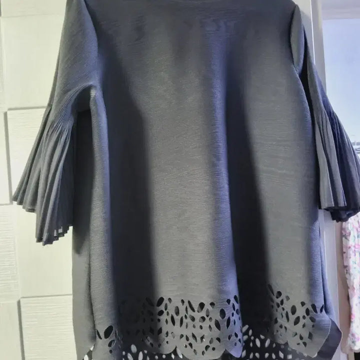 [BUNJANG] Pleated Punch Top Blouse / 펀칭 플리츠 상의