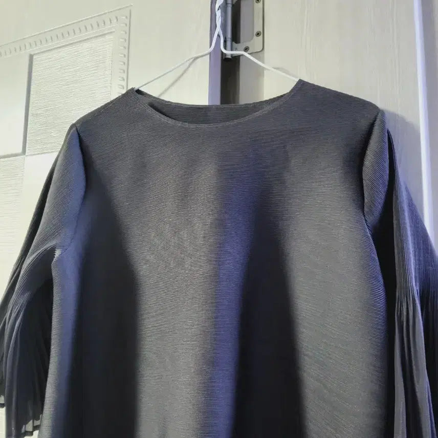 [BUNJANG] Pleated Punch Top Blouse / 펀칭 플리츠 상의