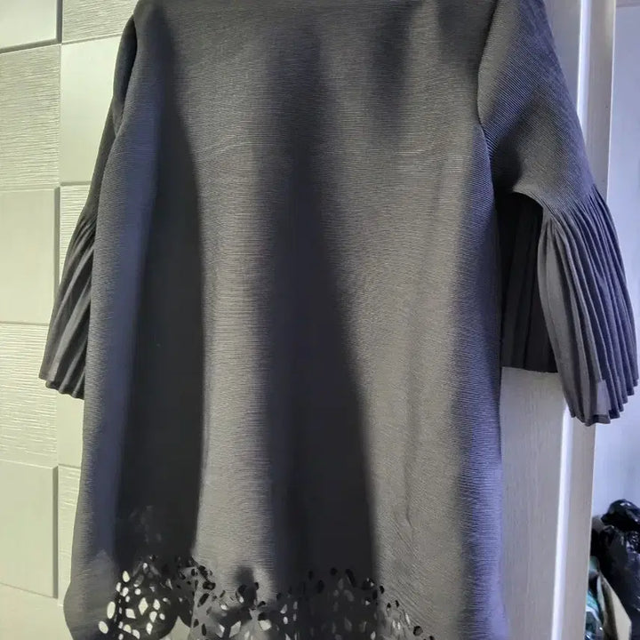 [BUNJANG] Pleated Punch Top Blouse / 펀칭 플리츠 상의