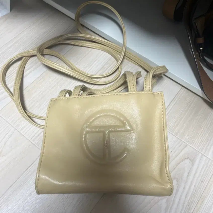 [BUNJANG] Telfar Small Shoulder Bag Cream / 텔파 스몰 숄더백 크림색(더스트백 ㅇ, 가죽까짐 ㅇ)
