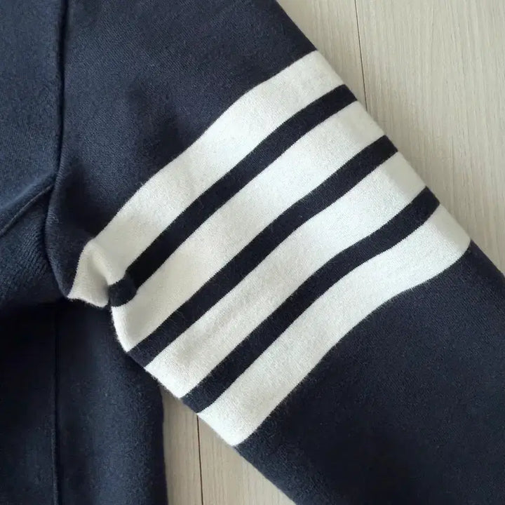 [BUNJANG] (24SS)톰브라운 네이비 완장삼선 맨투맨 2사이즈 / (24SS)톰브라운 네이비 완장삼선 맨투맨 2사이즈