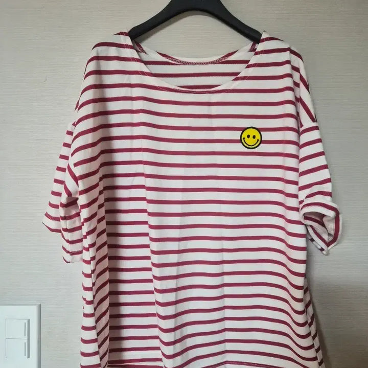 [BUNJANG] Striped T-Shirt with Smile Patch / 단가라 반팔 티셔츠 스마일 패치