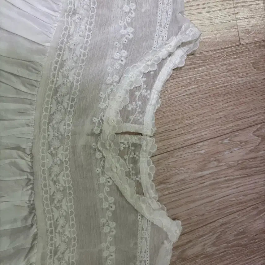 [BUNJANG] AILLI Lace Blouse One Size / 아일릿 레이스 블라우스 free