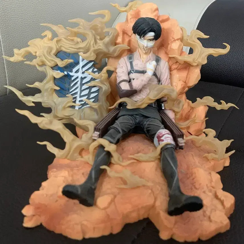 [BUNJANG] Attack on Titan Levi Figure / 진격의 거인 리바이 피규어 가로30세로20? 좀 큼