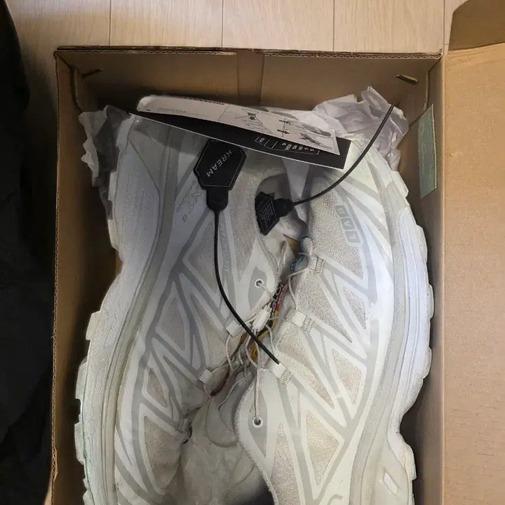 [BUNJANG] Salomon XT6 White Sneakers / 살로몬 XT6  화이트 295