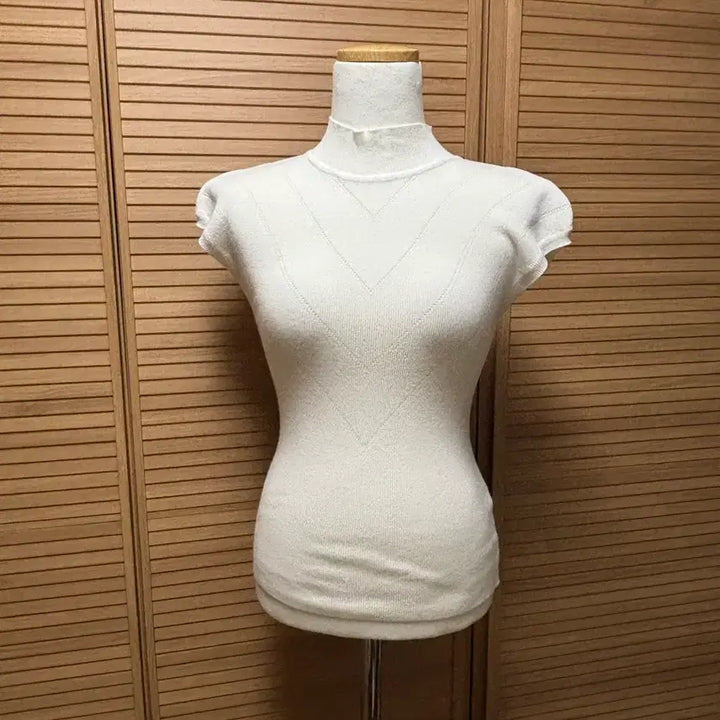 [BUNJANG] Daisy Tag Ribbed Mock Neck Sleeveless Knit / 반목 캡소매 빗살 글램 니트 데이지택 수입의류