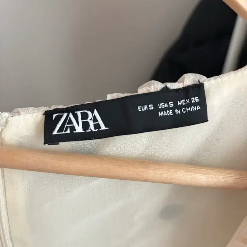 [BUNJANG] ZARA Dot Unbalanced Frill Mini Dress / ZARA 자라 브이넥 민소매 도트 언밸런스 프릴 원피스