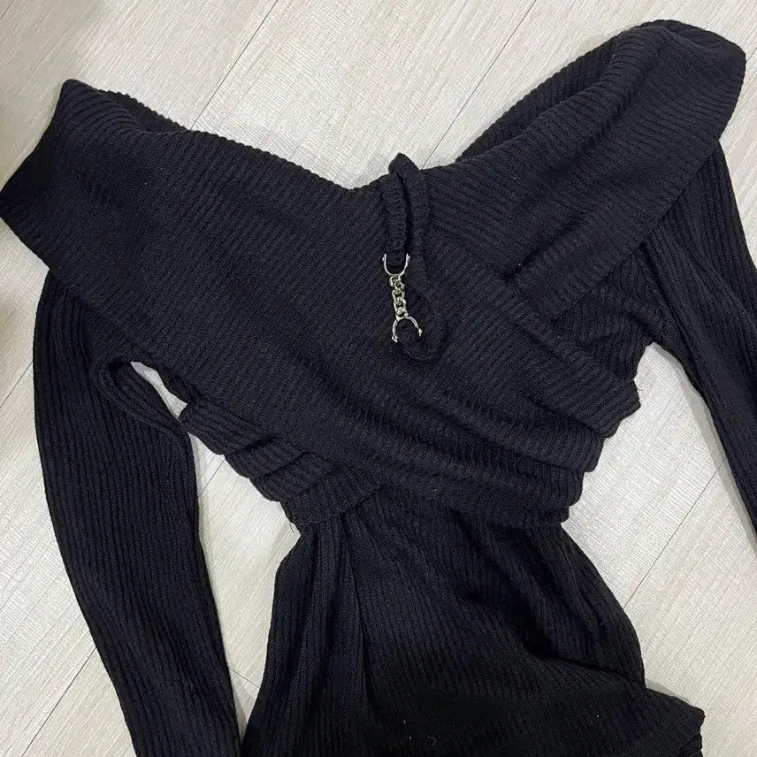 [BUNJANG] ROSE FRANZ Cross Off-Shoulder Knit / 로제프란츠 크로스 오프숄더 니트