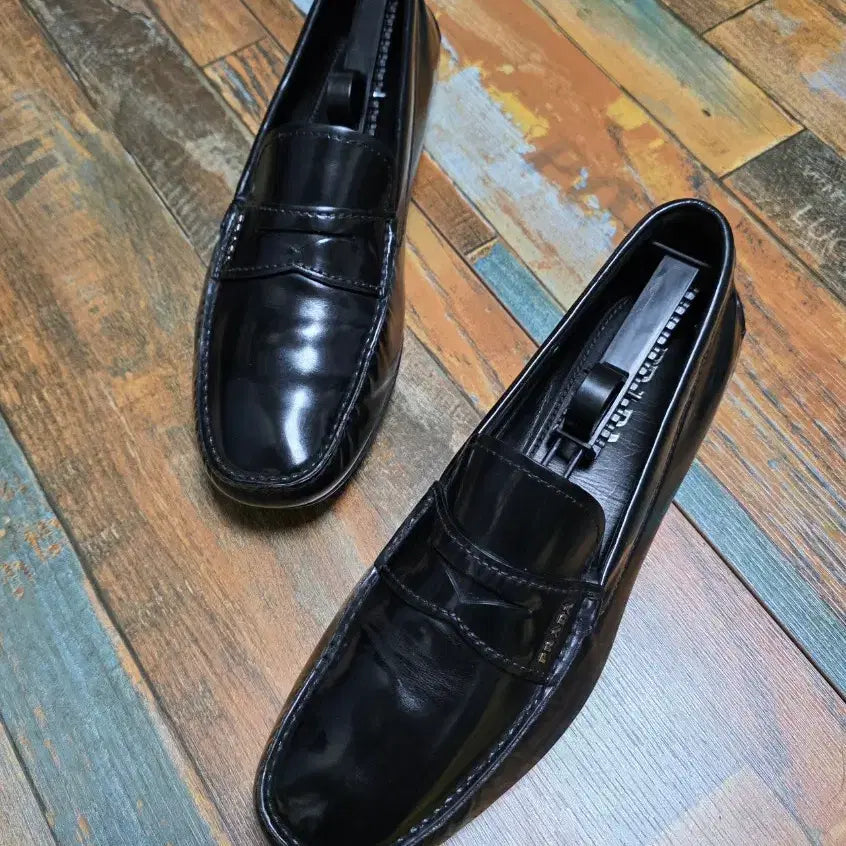 [SOLD OUT] (정품) 프라다 블랙 페니 로퍼  / 유광 / 8 (265~270)