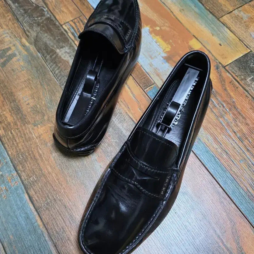 [SOLD OUT] (정품) 프라다 블랙 페니 로퍼  / 유광 / 8 (265~270)