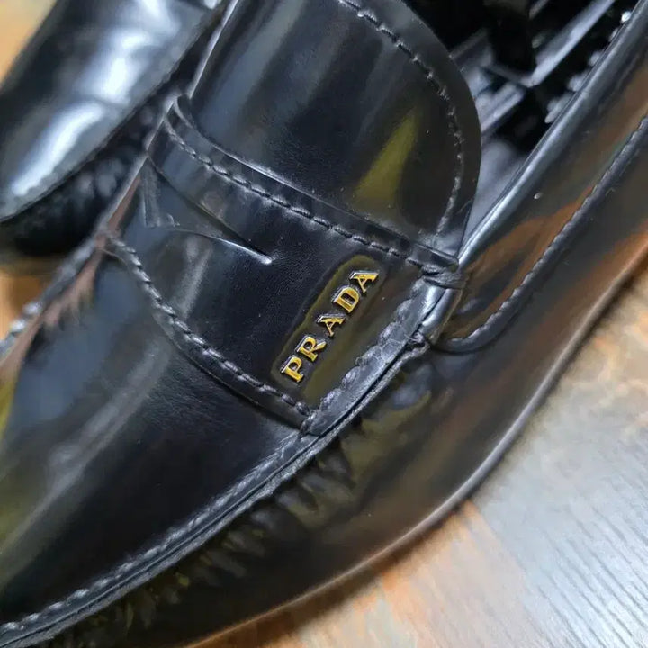 [SOLD OUT] (정품) 프라다 블랙 페니 로퍼  / 유광 / 8 (265~270)