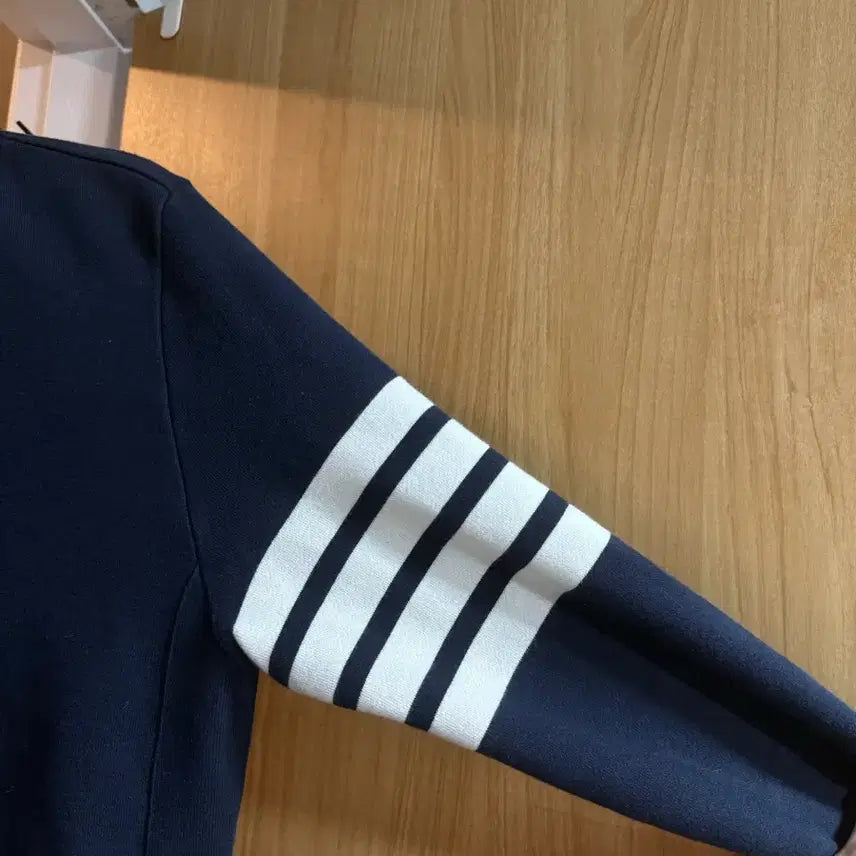 [SOLD OUT] 톰브라운 사선완장 네이비 맨투맨 2사이즈
