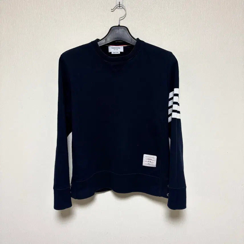 [SOLD OUT] [4] 톰브라운 사선완장 맨투맨 네이비