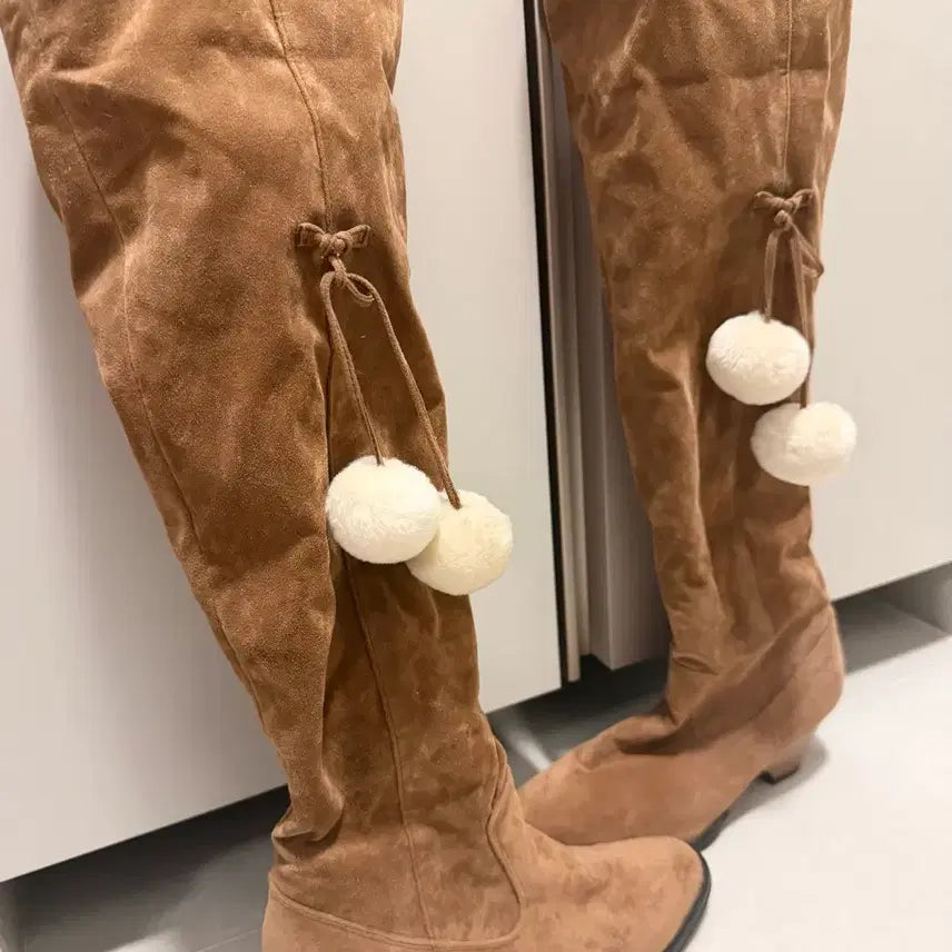 [BUNJANG] Liz Lisa Suede Brown Pom-Pom Long Boots / 스웨이드 브라운 폼폼 롱부츠 라떼갸루리즈리사트랄라라lizlisa히메갸루