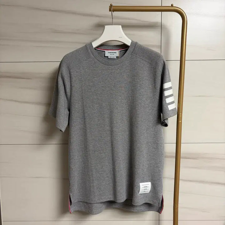 [SOLD OUT] [정품/최상급] 톰브라운 사선완장 반팔티 그레이