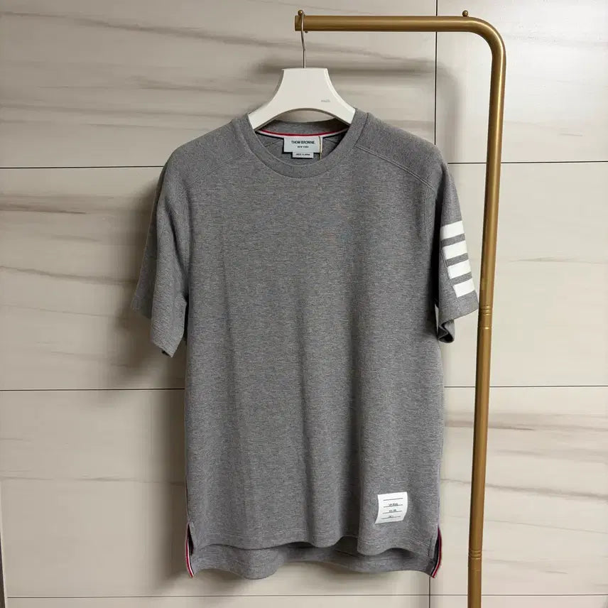 [SOLD OUT] [정품/최상급] 톰브라운 사선완장 반팔티 그레이
