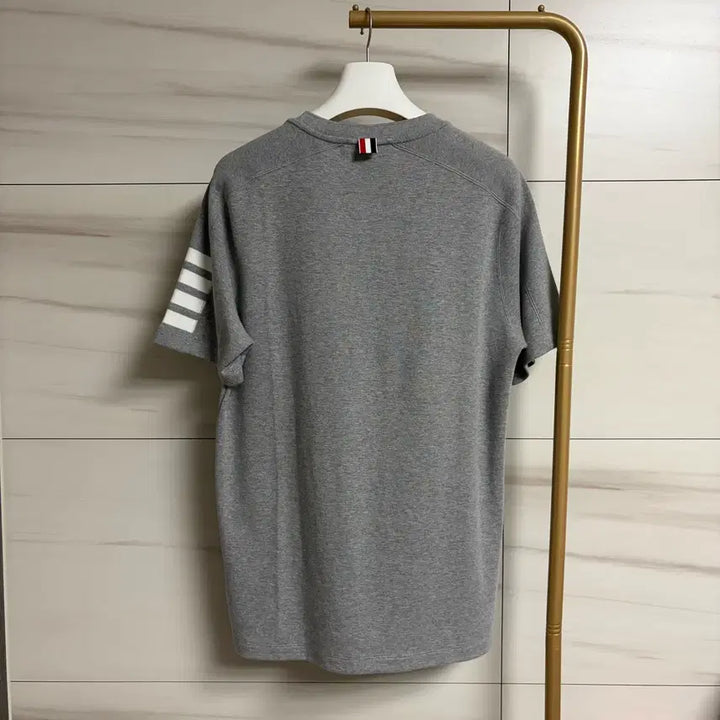 [SOLD OUT] [정품/최상급] 톰브라운 사선완장 반팔티 그레이