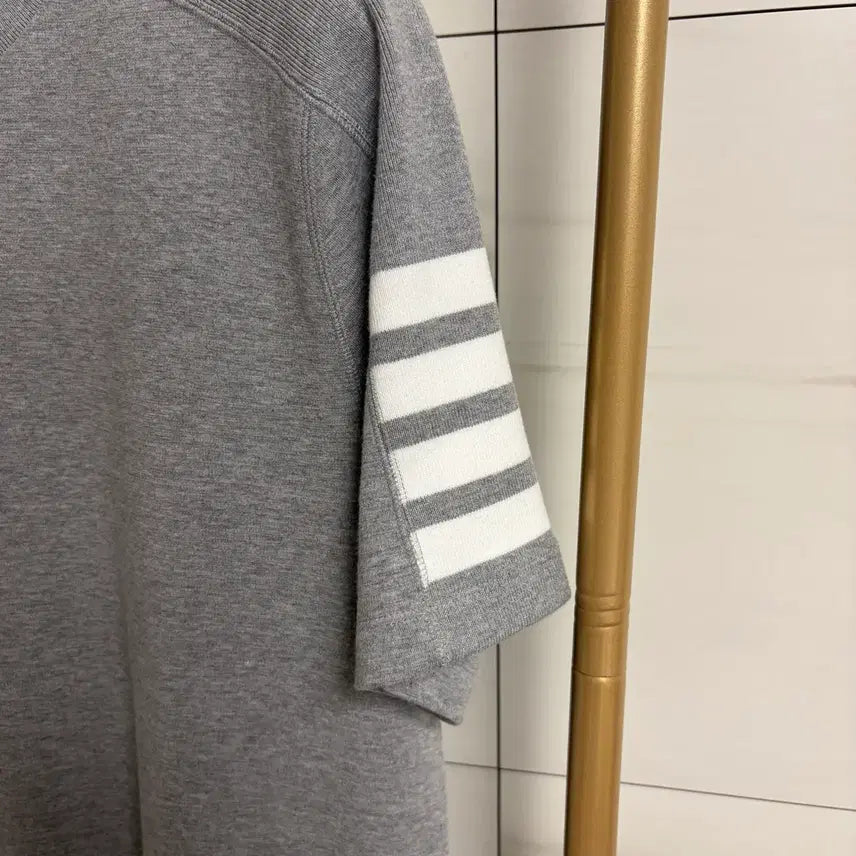 [SOLD OUT] [정품/최상급] 톰브라운 사선완장 반팔티 그레이