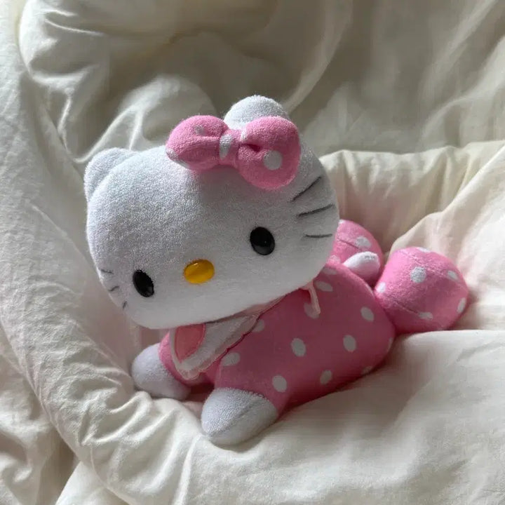 [BUNJANG] Classic Baby Kitty "Eong-eong-ki" Rattle Doll / 고전 베이비 키티 엉엉키 아기 키티