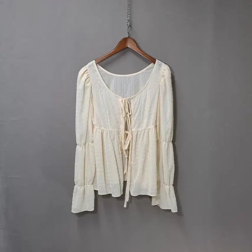 [BUNJANG] Seersucker Ivory Open Blouse / 시어서커소재 아이보리 끈 오픈 블라우스 퍼프소매