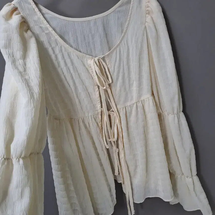 [BUNJANG] Seersucker Ivory Open Blouse / 시어서커소재 아이보리 끈 오픈 블라우스 퍼프소매