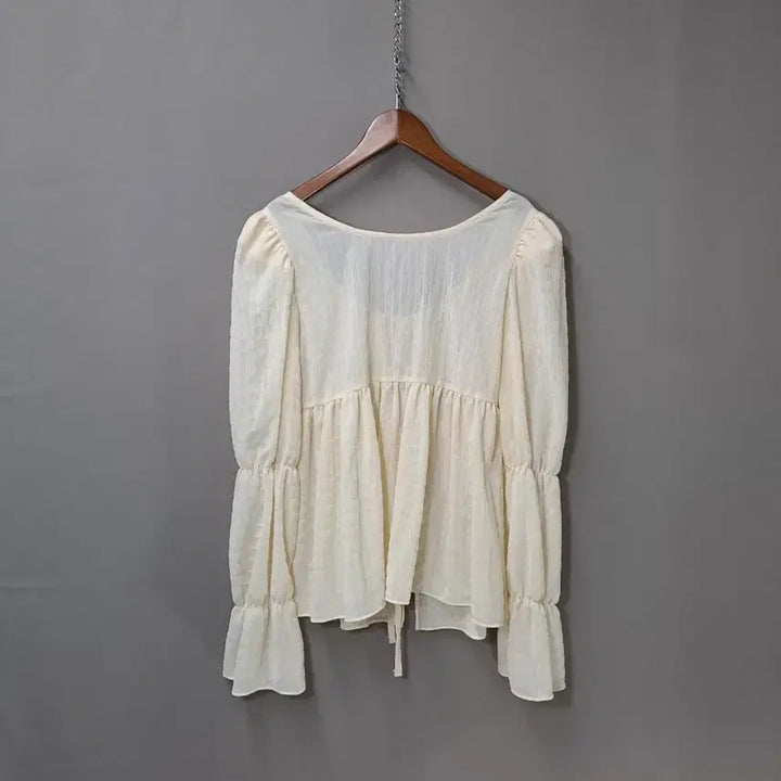 [BUNJANG] Seersucker Ivory Open Blouse / 시어서커소재 아이보리 끈 오픈 블라우스 퍼프소매