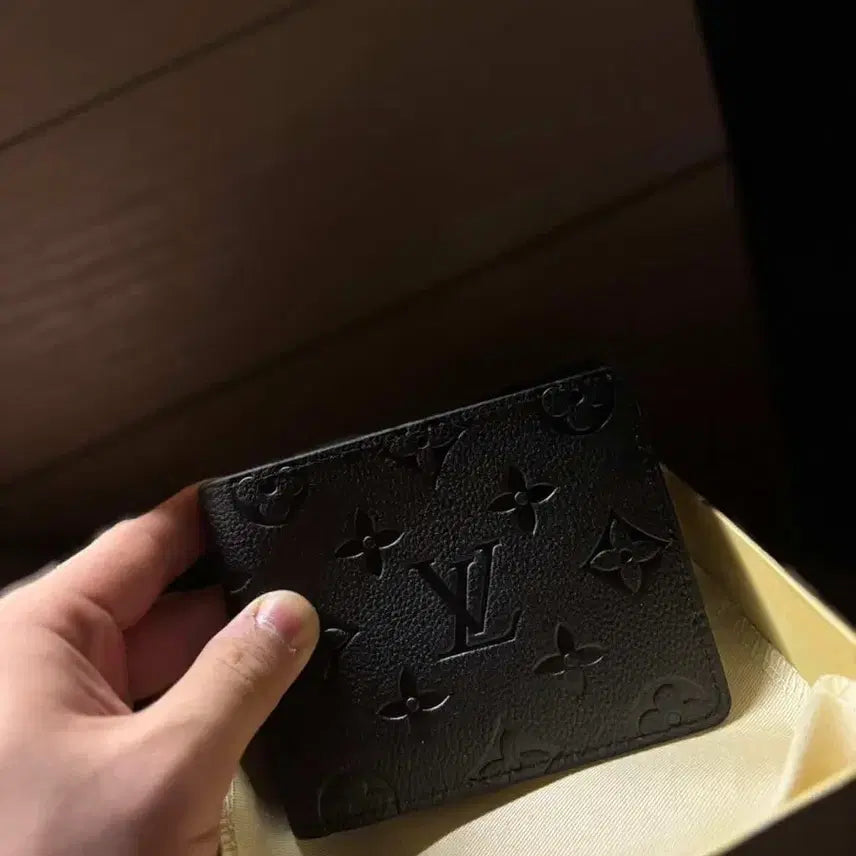 [SOLD OUT] 루이비통 모노그램 엠보스 블랙 반지갑